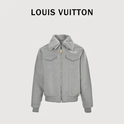 Louis Vuitton 路易威登 LV 24FW 毛领拼接羊毛棉服外套 原34,600购入,采用百分百进口绵羊毛面料对色定染花灰色纱线混纺毛呢面料.可拆卸毛领采用小羊羔毛毛领,丝滑亲肤.设计方面颇具特色,独特构造,两种材质形成视觉反差,无敌的奢华大气,将时装美学运用到极致.内里采用人棉里布与搭配1800d绗棉工艺,全幅Monogram Craggy图案绗缝,对位绗花工艺,进口行棉机定位,增加整体起伏层次质感,将填充物固定.胸前烫珠Logo采用高温定位烫压.后背皮牌为牛皮压纹皮牌,人工手缝.定制5号皮绳拉链,袖口、下摆对色定染横机羊毛螺纹弹力收口,确保整件棉服看起来精致而有型,三标辅料配套齐全.舒适度和柔软度都堪称顶级水准,双重保暖构造,御寒指数极高,以独特的属性功能,可以轻松抵抗风雨雪恶劣天气,实穿性非常强.每一处细节都彰显出匠心工艺,无可挑剔,区别市面版本.